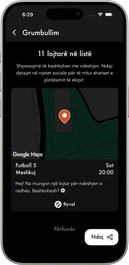 Thirr lojtarë futbolli afër fushës dhe plotëso skuadrën.